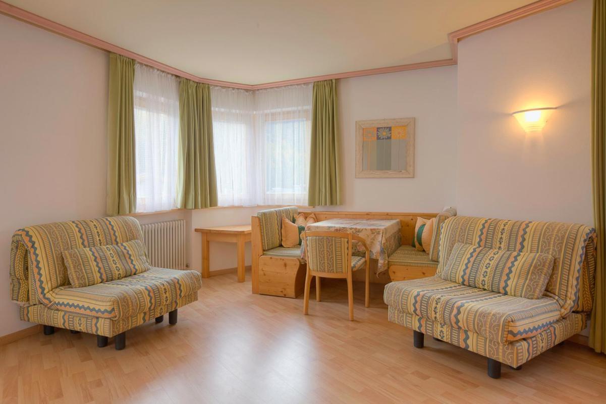 Ciasa La Ro Aparthotel San Cassiano  Buitenkant foto